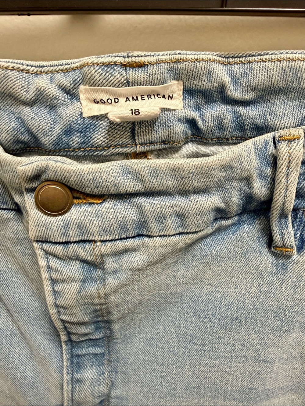 Good American Light Wash Cropped Raw Hem Jeans Size 18 - Picture 3 of 6